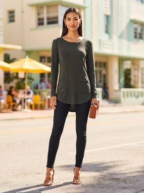 Olive Olivia Green Fitted Tunic Top with front Pockets, very soft.